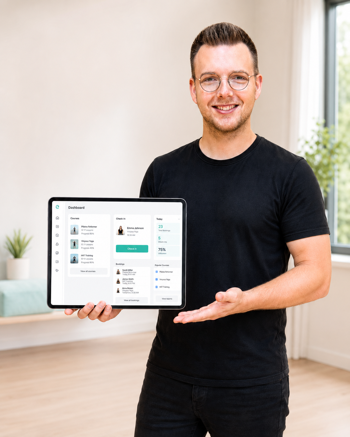 Martin präsentiert KursKey auf einem Tablet.
